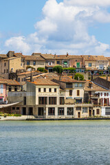 Centre-ville ancien de Castelnaudary vue depuis les berges du grand bassin (Canal du Midi)