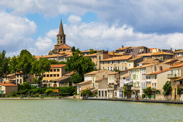 Centre-ville ancien de Castelnaudary dominé par le Collégiale Saint-Michel depuis les berges du grand bassin (Canal du Midi)