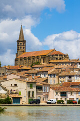 Obraz premium Centre-ville ancien de Castelnaudary dominé par le Collégiale Saint-Michel depuis les berges du grand bassin (Canal du Midi)