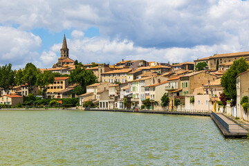 Centre-ville ancien de Castelnaudary dominé par le Collégiale Saint-Michel depuis les berges du grand bassin (Canal du Midi)