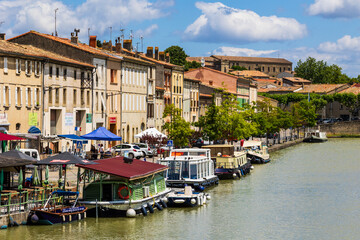 Façades des bâtiments le long du petit bassin (Canal du Midi) à Castelnaudary