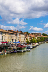 Fototapeta premium Façades des bâtiments le long du petit bassin (Canal du Midi) à Castelnaudary