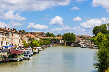 Obraz premium Façades des bâtiments le long du petit bassin (Canal du Midi) à Castelnaudary