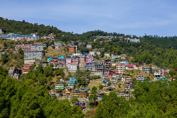 Obraz premium Houses perched on the hills at Shimla, India, Asia. View of the city.