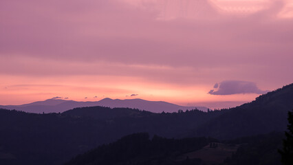 Obraz premium Beautiful sunset in the mountains. The early evening sun illuminates the mountains
