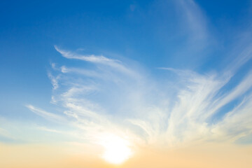 Naklejka premium dramatic sunset among blue cloudy sky, evening sky background