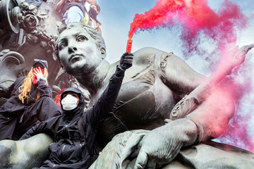 manifestants avec un fumigènes rouges lors d'une manifestation à Paris en France