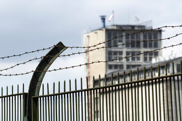 Ogrodzenie z drutem kolczastym i budynek przemysłowy | Barbed Wire Fence and Industrial Building