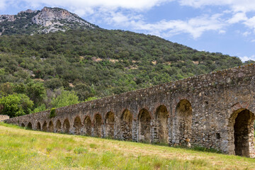 Obraz premium Ansignan, France. 05-23-2024. Roman bridge and aqueduct at Ansignan in France.