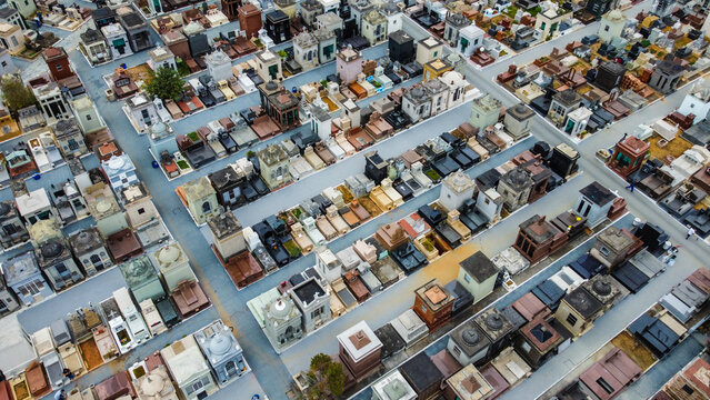 Vis&atilde;o a&eacute;rea de tumulos e jazigos em um cemit&eacute;rio