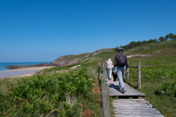 Randonneurs sur le sentier GR34 au cap d'Erquy en Bretagne - France
