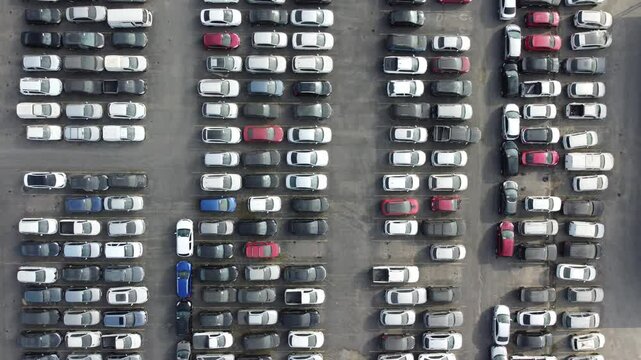 Vis&atilde;o a&eacute;rea de ve&iacute;culos estacionados em um p&aacute;tio no brasil
