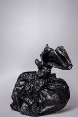 Um retrato de um saco de lixo preto bem iluminado