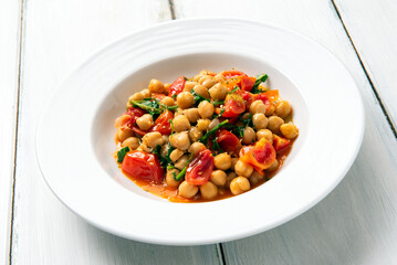 Zuppa di ceci, pomodorini e rucola, alimentazione vegetariana 