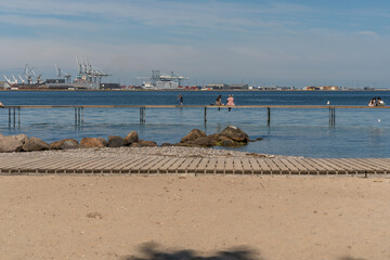 Strand in Aarhus, Dänemark mit Blick auf den Hafen