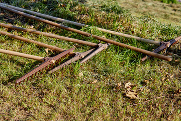 Heuwende, Werkzeug in einer Wiese
