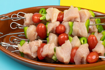 brochettes de poulet crus, en gros plan, dans un plat	