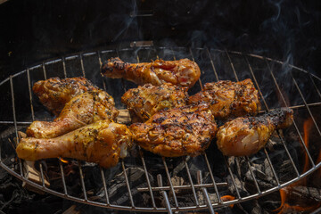 morceaux de poulet, en cuisson, sur un barbecue