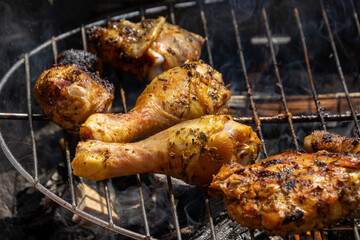 morceaux de poulet, en cuisson, sur un barbecue