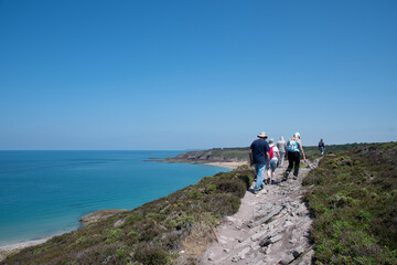 Fototapeta premium Randonneurs sur le sentier GR34 au cap d'Erquy en Bretagne - France