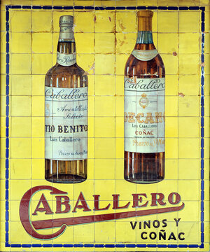 Azulejos publicitarios antiguos en Sevilla. Caballero vinos y co&ntilde;ac. Azulejos publicitarios de Espa&ntilde;a.