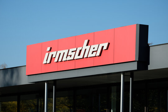 Firmenlogo Irmscher am Firmengeb&auml;ude Remshalden Grunbach Baden-W&uuml;rttemberg Deutschland am 13.11.2022