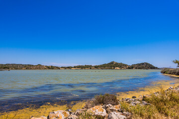 Promenade des pontons dans la Saline de Peyriac-de-Mer