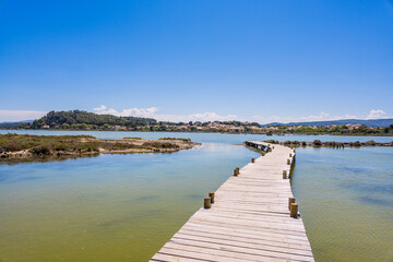 Promenade des pontons dans la Saline de Peyriac-de-Mer
