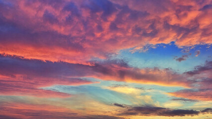 Fototapeta premium Abstract vivid sky at sunset, 16:9 with copyspace, 300 dpi