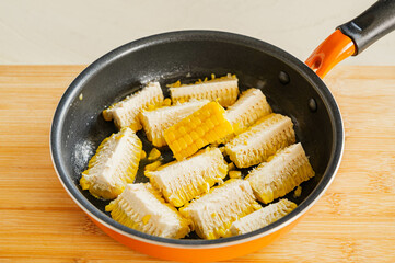 フライパンで焼くトウモロコシ
