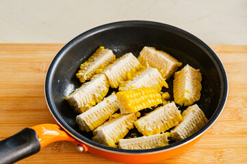 フライパンで焼くトウモロコシ
