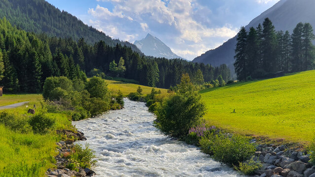 Ischgl, &Ouml;sterreich: Die Trisanna flie&szlig;t durch die tiroler Alpen