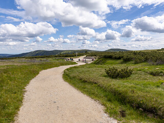 Symboliczne źródło Łaby na Łabskiej Łące to ciekawy punkt na trasie w kierunku Śnieżnych Kotłów w Karkonoszach. © Jarekfoto