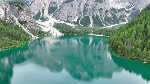 Le lac de braies en Italie dans les Dolomites