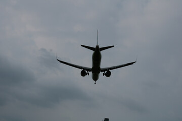飛行機が曇り空を切り裂く瞬間