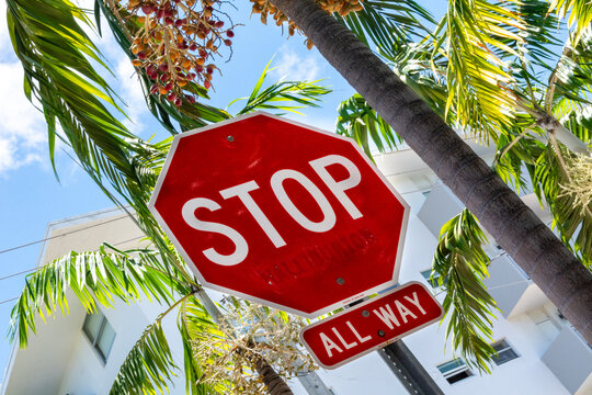 cartel de stop en calle de miami
