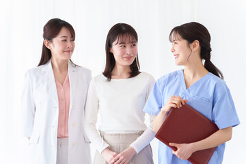 患者に寄り添う医師と看護師