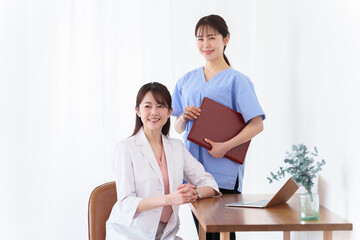 Obraz premium 女性の医師と看護師のポートレート