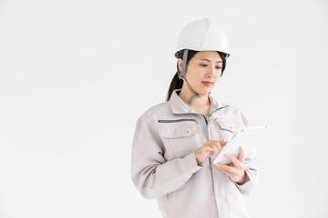 作業着姿の女性　タブレット
