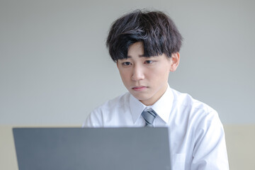 真面目に作業するビジネスマン