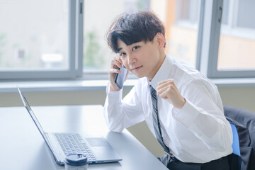 スマホとPCとビジネスマン