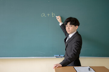 登壇したスーツ男性