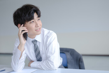 爽やかに電話するビジネスマン