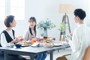 朝食を食べる親子　女の子とお父さん、お母さん