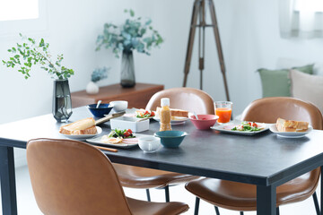 朝食が置かれたダイニングテーブル