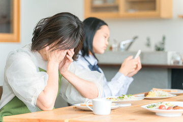 食事中にスマホを使う反抗期の子供と困る両親・家族
