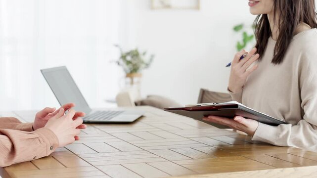 女性にインタビューを受ける男性