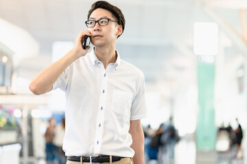 空港内を歩く男性