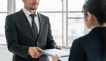 卒業式で卒業証書を渡す担任の先生・教師と女子生徒（女子高生・中学生・高校生）

