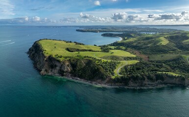 Obraz premium Headland and farmland in Shakespeare Regional Park. Army Bay, Whangaparāoa, Auckland, New Zealand.